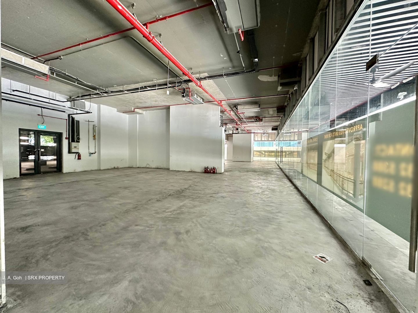 Middle Road (D7), Retail #523110641